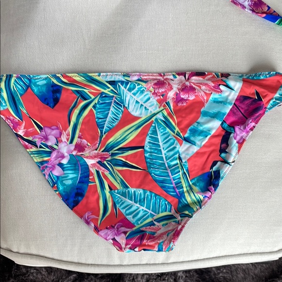Tommy Bahama Multicolor Floral Bikini, top size 32DD, 34D, 36C, bottom XL - Picture 5 of 5